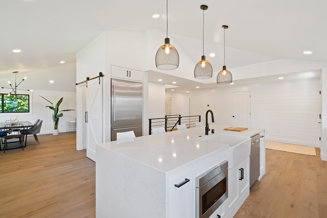 gallery-05 turned-on-pendant-lamps-above-kitchen-island-fjztzlda-ue